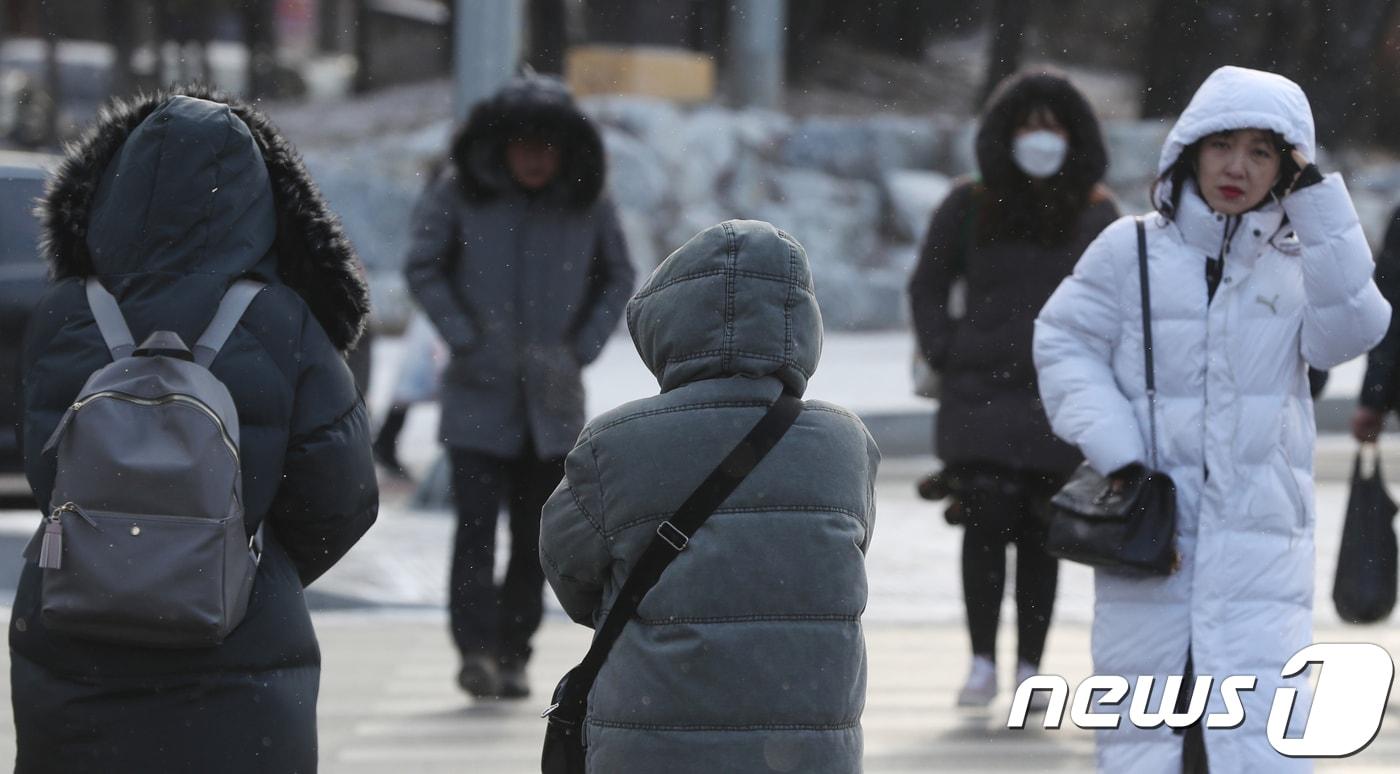 24일 대전·충남은 대부분의 지역에 아침 기온이 영하 5도 내외로 낮아 추울 것으로 예보됐다. 대전 서구 한 횡단보도에서 시민들이 두꺼운 외투로 중무장한 채 발걸음을 서두르고 있다. /뉴스1 ⓒ News1