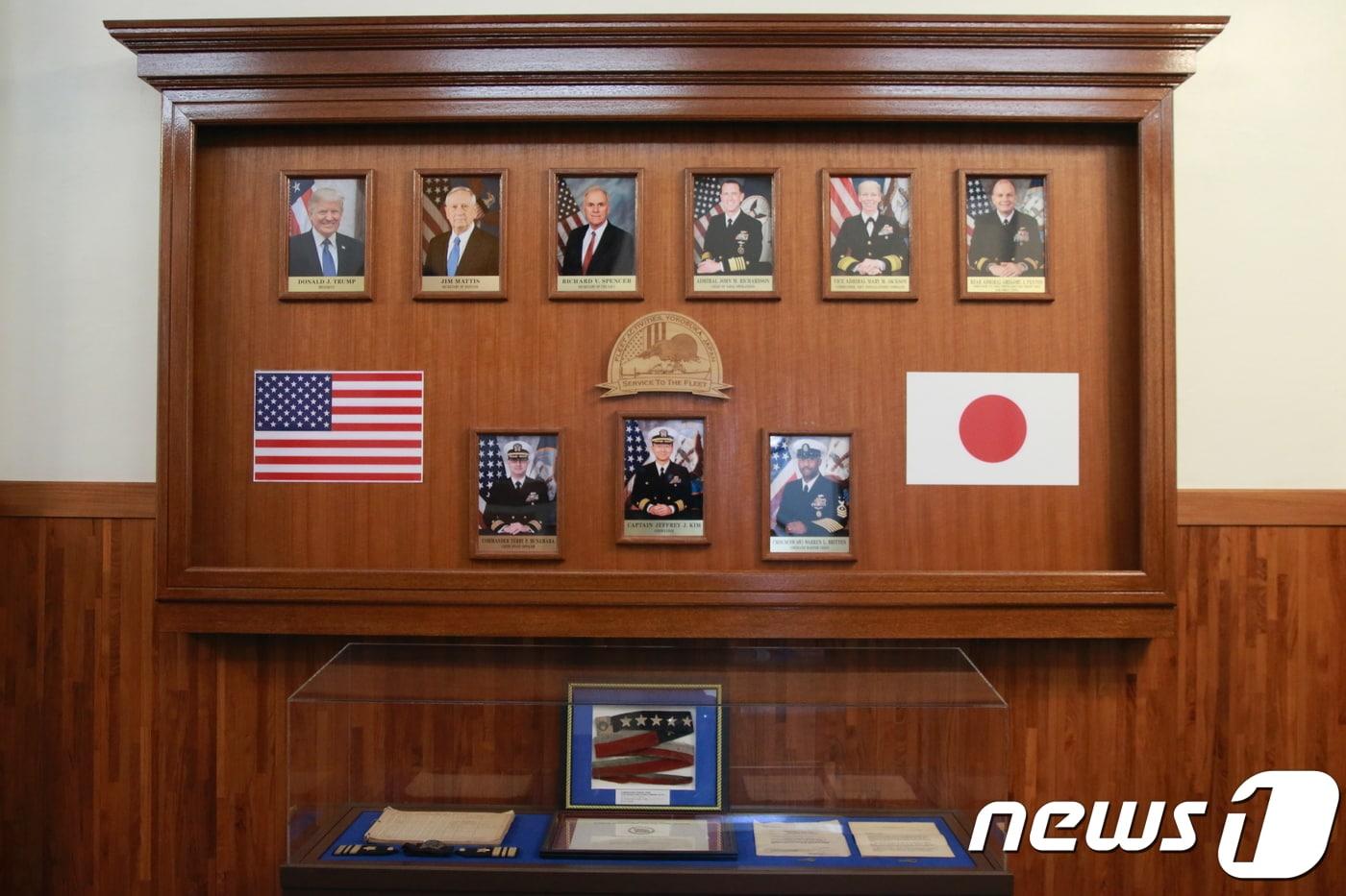 미국 해군7함대사령부가 있는 일본 가나가와&#40;神奈川&#41;현 요코스카&#40;橫須賀&#41; 해군 기지 사무실 앞에 도널드 트럼프 미국 대통령과 제임스 매티스 미 국방장관, 제프리 김 요코스카 해군기지사령관 등의 사진이 걸려 있다. &#40;사진은 기사 내용과 무관함&#41; / 뉴스1 ⓒ News1 2018.12.3/뉴스1 ⓒ News1 성도현 기자