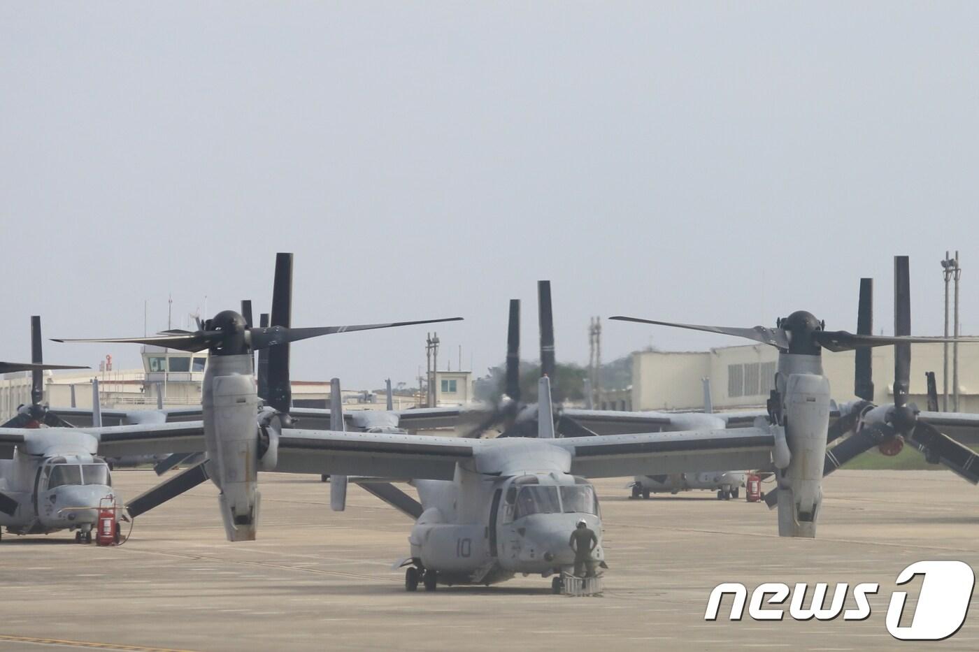 지난달 29일 일본 오키나와의 후텐마 해병대 항공기지 활주로에 수직이착륙 전투수송헬기인 &#39;오스프리&#39;가 정비를 위해 세워져 있다. 2018.12.3/뉴스1 ⓒ News1 성도현 기자