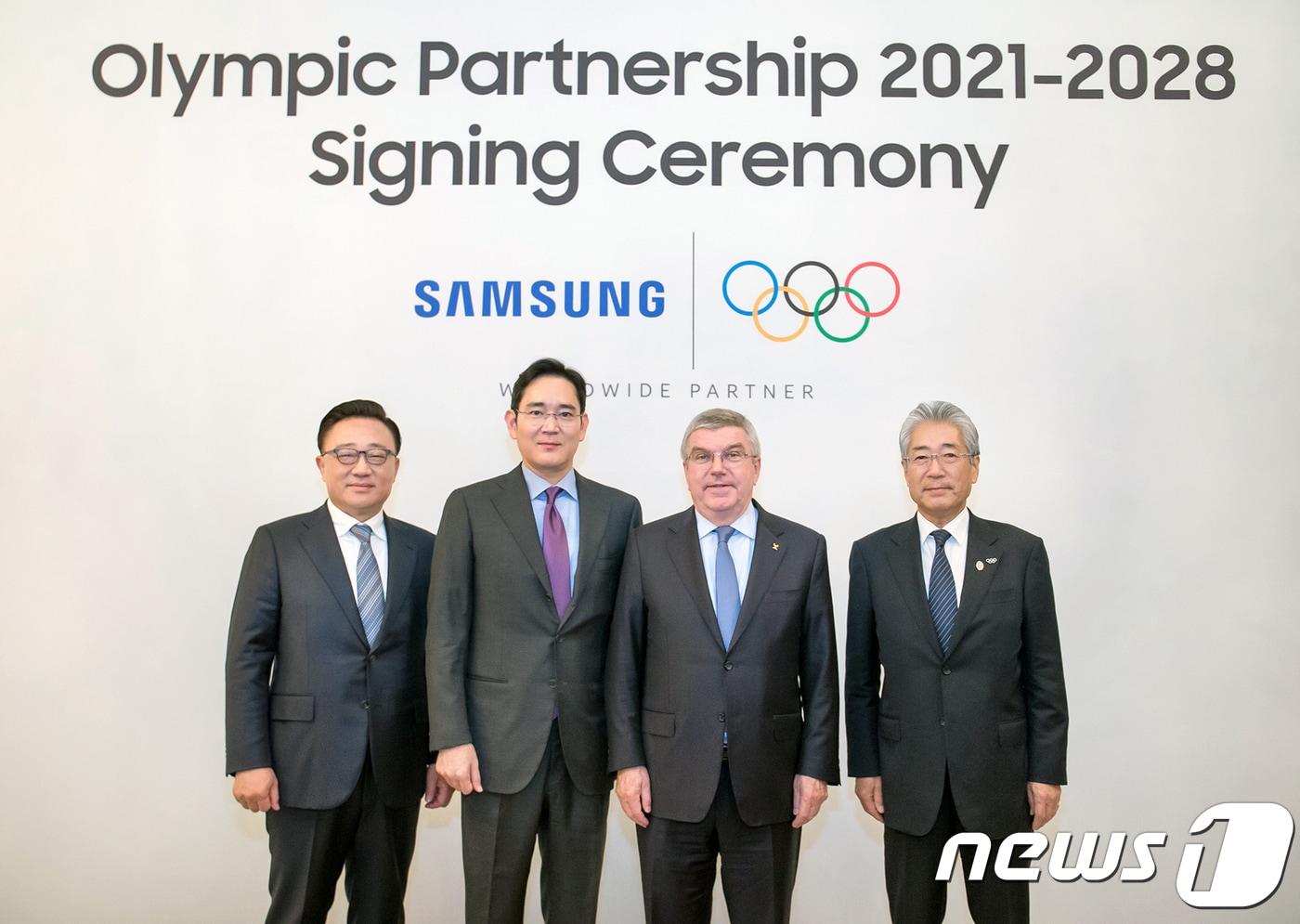 삼성전자가 국제올림픽위원회&#40;IOC&#41;와 2020년까지였던 올림픽 공식후원 계약 기간을 2028년까지로 연장했다고 4일 전했다. 고동진 삼성전자 IM 부문 대표이사 사장&#40;왼쪽부터&#41;, 이재용 삼성전자 회장, 토마스 바흐 IOC 위원장, 다케다 쓰네카즈 IOC 마케팅위원회 위원장이 후원 연장 조인식 후 기념촬영을 하고 있다..2018.12.4/뉴스1 ​