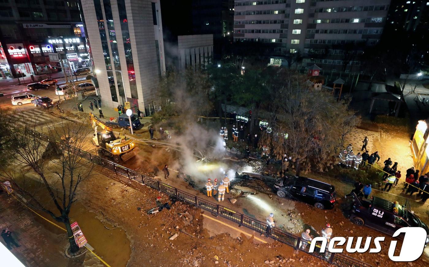 한국지역난방공사 고양지사의 배관이 파열돼 뜨거운 물이 도로 위로 분출된 4일 밤 경기도 고양시 일산동구 백석역 인근에서 뜨거운 수증기가 치솟고 있다. 이 사고로 1명이 숨지고 인근 병원으로 이송된 중상자 1명도 생명이 위중한 상태며, 또 29명이 중경상을 입고 고양시내 여러 병원으로 분산 이송돼 치료를 받고 있다. 2018.12.5/뉴스1 ⓒ News1 박정호 기자