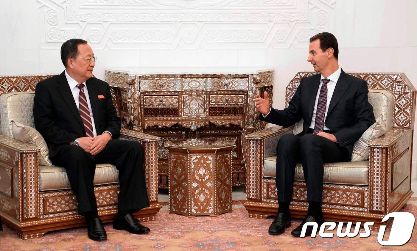 지난 2018년 12월 4일 리용호 당시 북한 외무상이 4일 시리아 다마스쿠스를 방문해 바샤르 알아사드 시리아 대통령과 만나고 있다. ⓒ AFP=뉴스1 ⓒ News1 우동명 기자