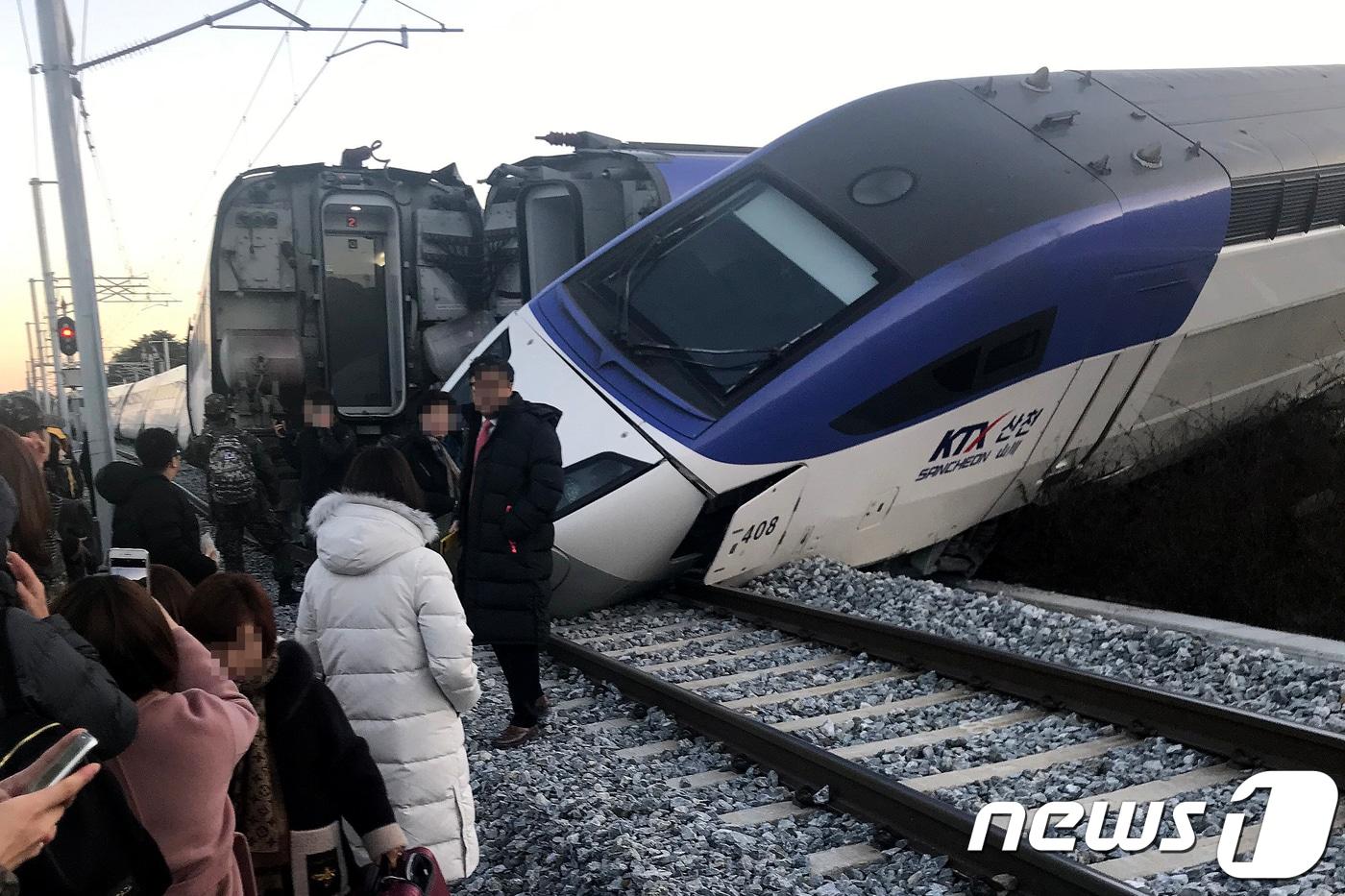 강릉역을 출발한 서울행 KTX 열차가 출발 5분 만에 탈선했다. 2018.12.8/뉴스1 ⓒ News1 서근영 기자