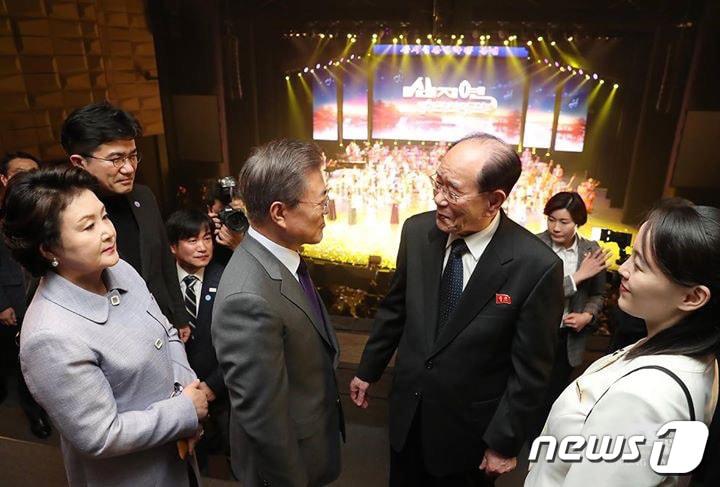 문재인 대통령이 지난 11일 오후 서울 중구 국립중앙극장에서 열린 삼지연 관현악단을 비롯한 북한 예술단의 공연 관람을 마친 뒤 김영남 위원장과 인사를 나누고 있다. &#40;청와대 페이스북&#41; 2018.2.11/뉴스1 ⓒ News1 이광호 기자