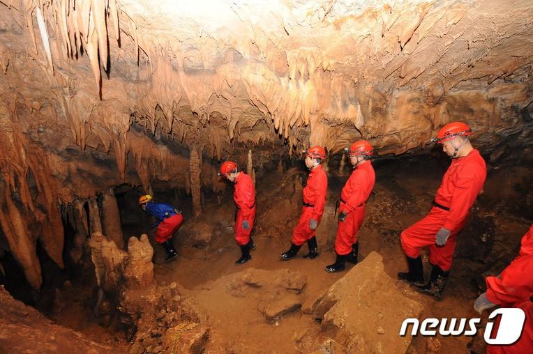 강원도 평창군 대표관광지인 미탄면 마하리의 백룡동굴&#40;천연기념물 제260호&#41;은 경관적, 학술적, 생물학적, 고고학적으로 뛰어난 가치를 보이는 동굴로 평가된다. 사진은 백룡동굴 탐험 모습.&#40;자료사진&#41;/뉴스1 DB