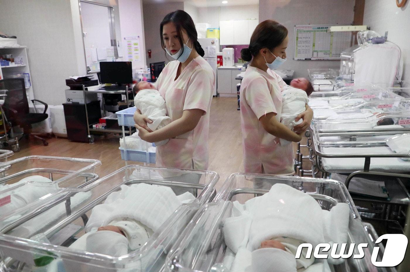 대전 서구 W여성병원 신생아실에서 간호사들이 아기들을 돌보고 있다.  ⓒ News1 주기철 기자