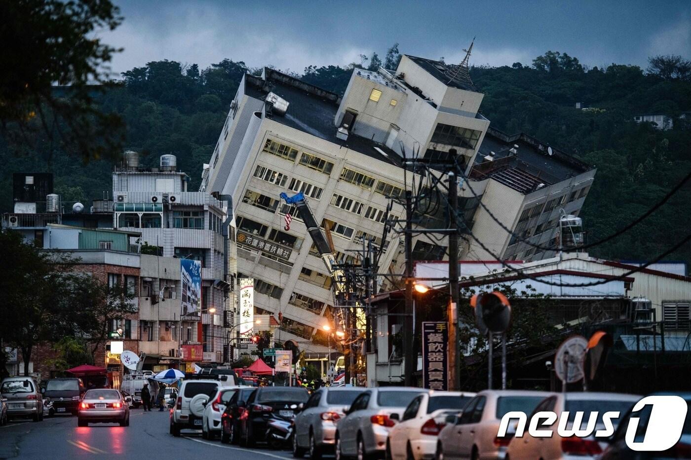 7일 &#40;현지시간&#41; 대만 화롄에서 규모 6.0의 강진이 발생해 건물이 반쯤 기울어진 모습을 하고 있다. ⓒ AFP=뉴스1 