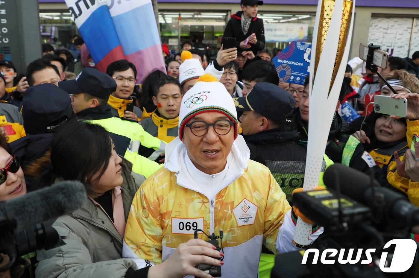 영화배우 성룡이 9일 강원도 평창군 대관령면에서 성화봉송 주자로 참여한 소감을 밝히고 있다.2018.2.9/뉴스1 ⓒ News1 고재교 기자