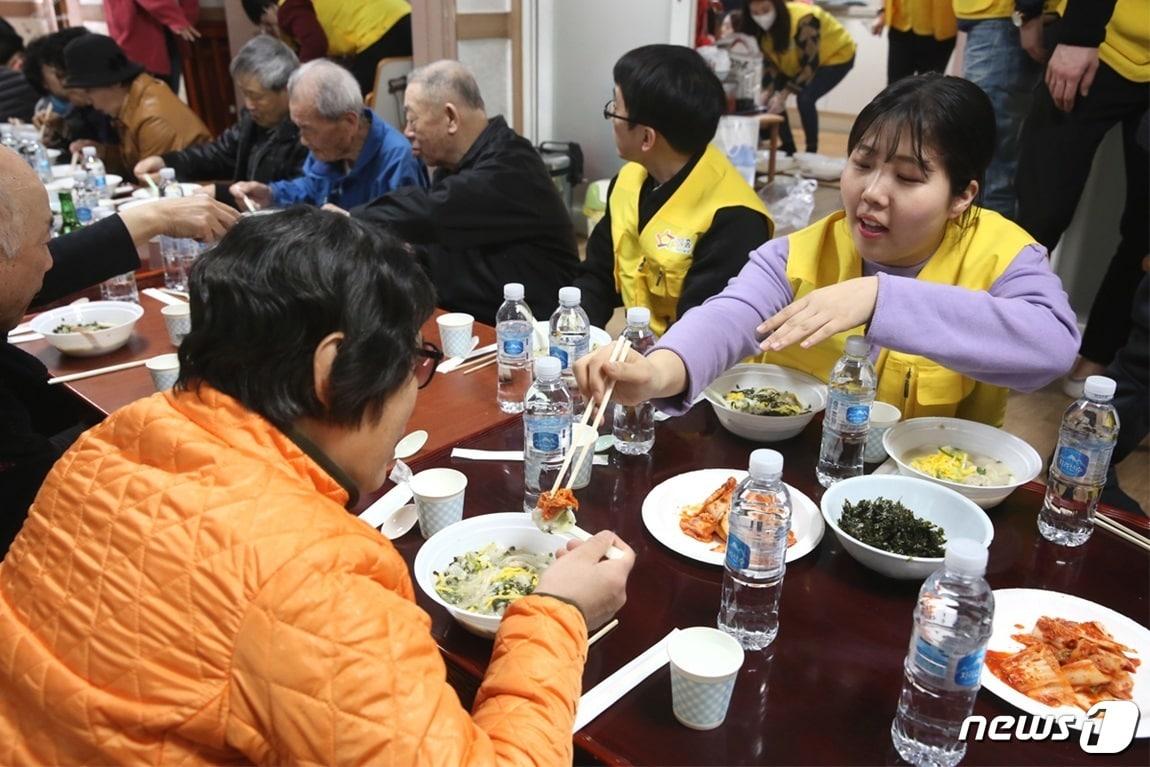 충북 괴산군이 경로당에 점심식사 도우미를 지원해 경로당을 이용하는 어르신들의 식사를 챙기는 &#39;한끼식사&#39; 사업을 추진한다.&#40;자료사진&#41;/뉴스1