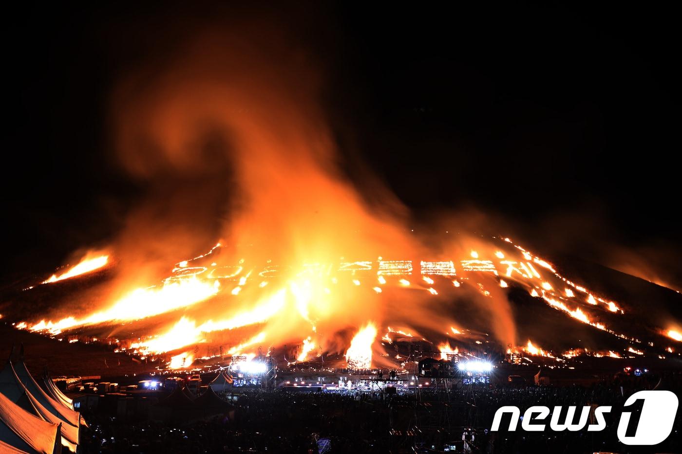 지난 2018년 3월 3일 제주시 애월읍 봉성리 새별오름 일원에서 열린 ‘2018 제주들불축제’에서 축제의 하이라이트인 오름 불 놓기가 펼쳐지고 있다.2018.3.3/뉴스1 ⓒ News1 이석형 기자