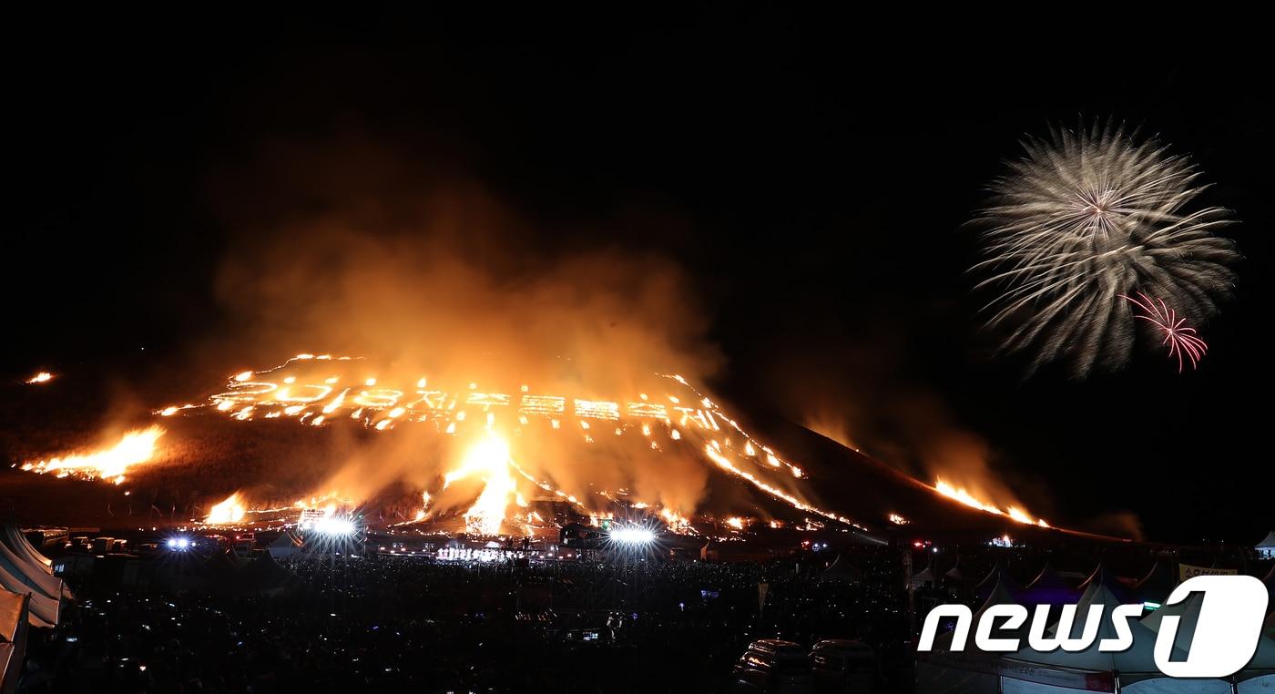 지난 2018년 3월 3일 제주시 애월읍 봉성리 새별오름에서 열린 ‘2018 제주들불축제’에서 축제 하이라이트인 오름 불 놓기가 펼쳐지고 있다.2018.3.3/뉴스1 ⓒ News1 이석형 기자