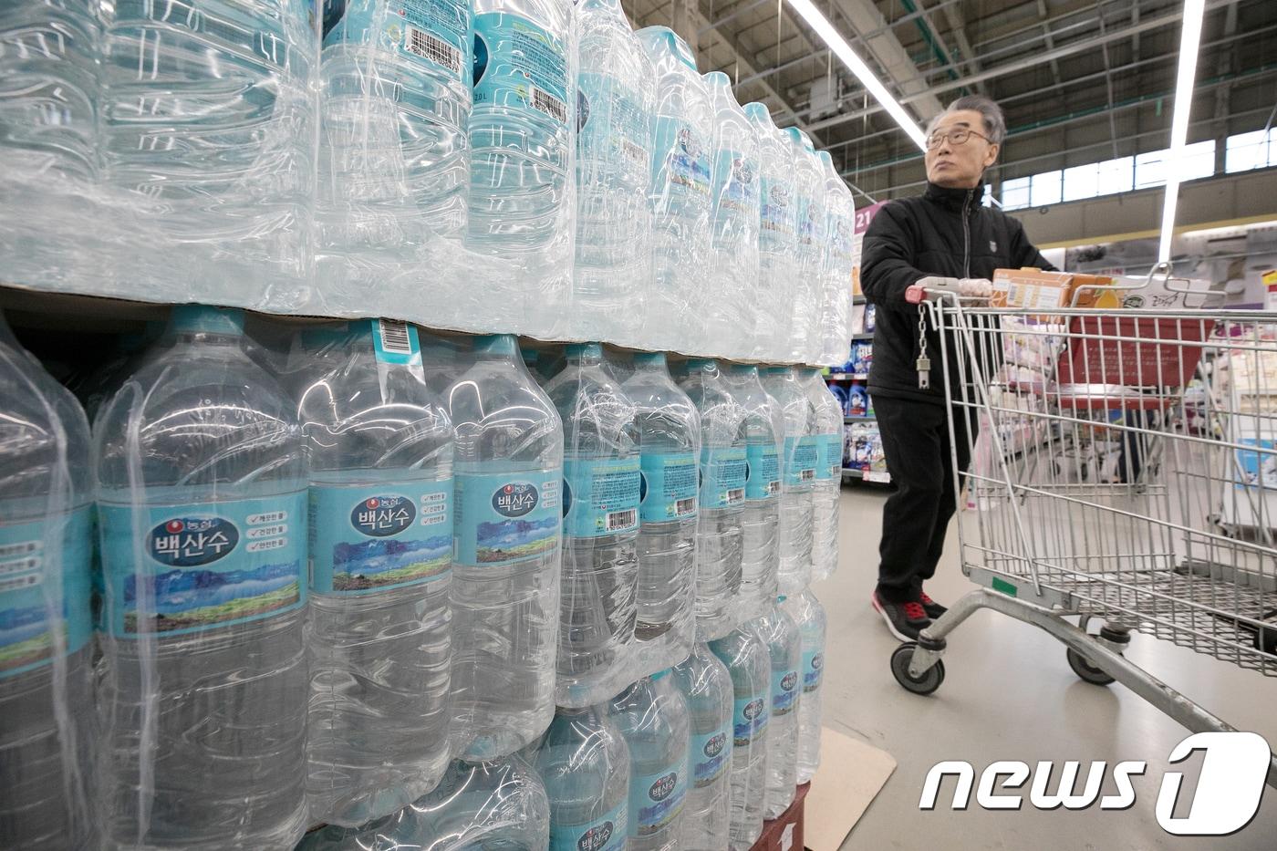 서울 서초구 하나로마트 양재점에서 한 시민이 장을 보고 있다. /뉴스1 ⓒ News1 