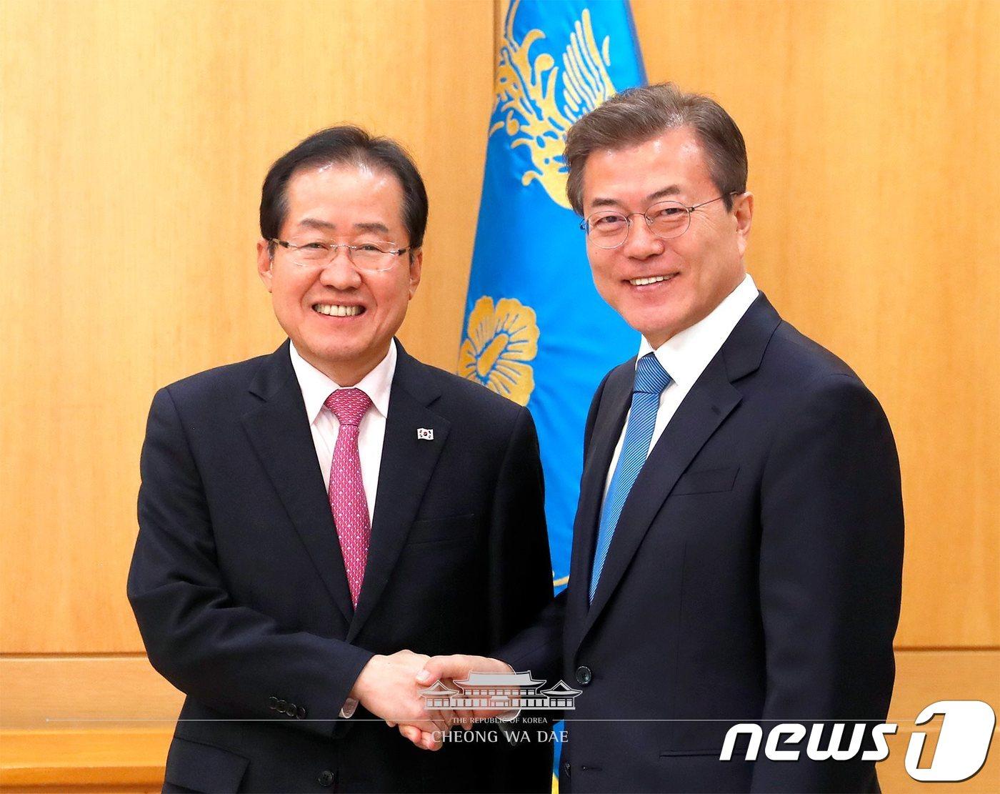  지난 2018년 문재인 당시 대통령이 청와대 본관 백악실에서 홍준표 당시 자유한국당 대표와 회담에 앞서 악수하는 모습. &#40;청와대 페이스북&#41;  2018.4.13/뉴스1 DB