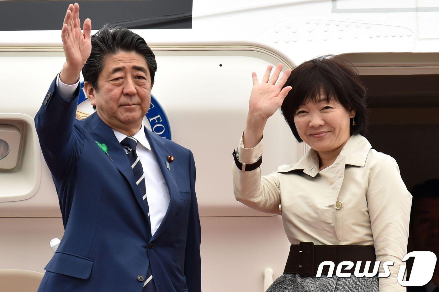 아베 신조 일본 총리와 부인 아키에 여사가 17일&#40;미국 현지시간&#41; 플로리다의 마라라고 리조트에서 도널드 트럼프 미국 대통령과의 정상회담을 갖기위해 도쿄 하네다 공항을 출발하고 있다. ⓒ AFP=뉴스1 ⓒ News1 우동명 기자