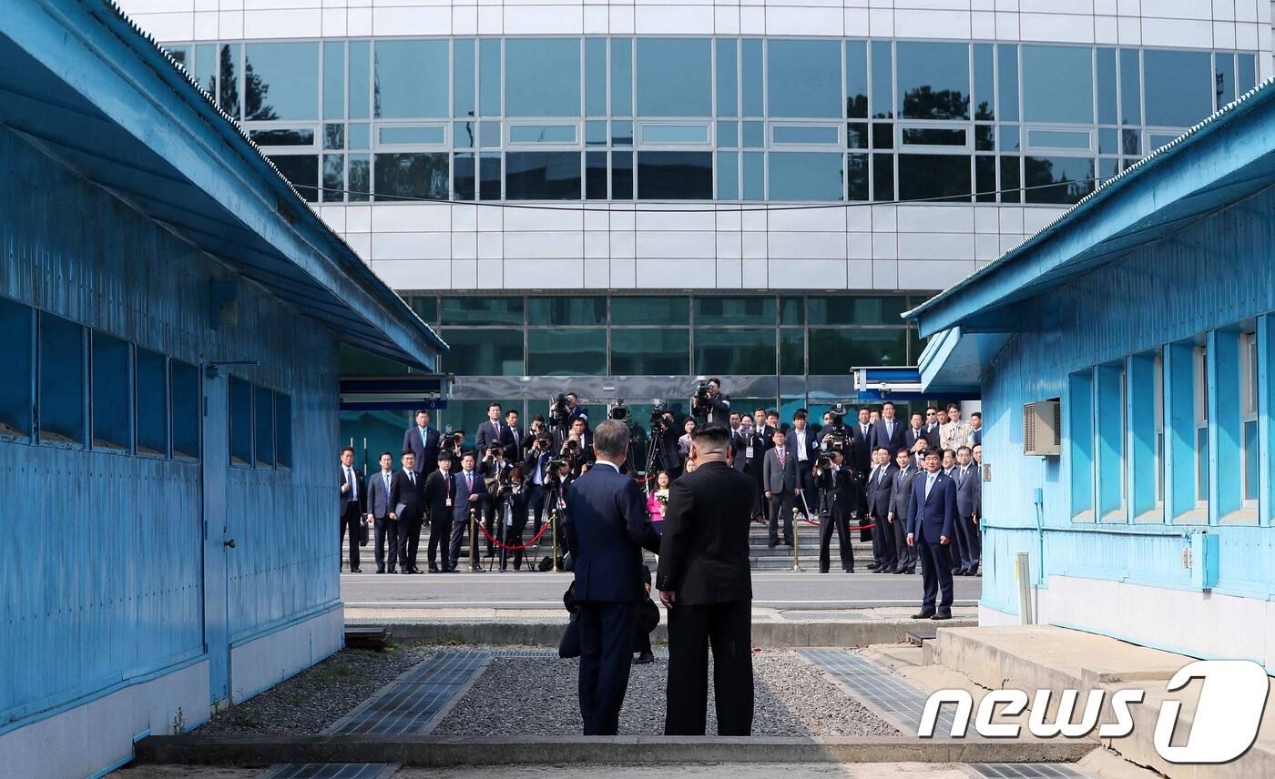 문재인 대통령과 김정은 북한 국무위원장이 경기도 파주 판문점 군사분계선에서 만나 악수하고 있다.  2018.4.27/뉴스1 ⓒ News1 한국공동사진기자단