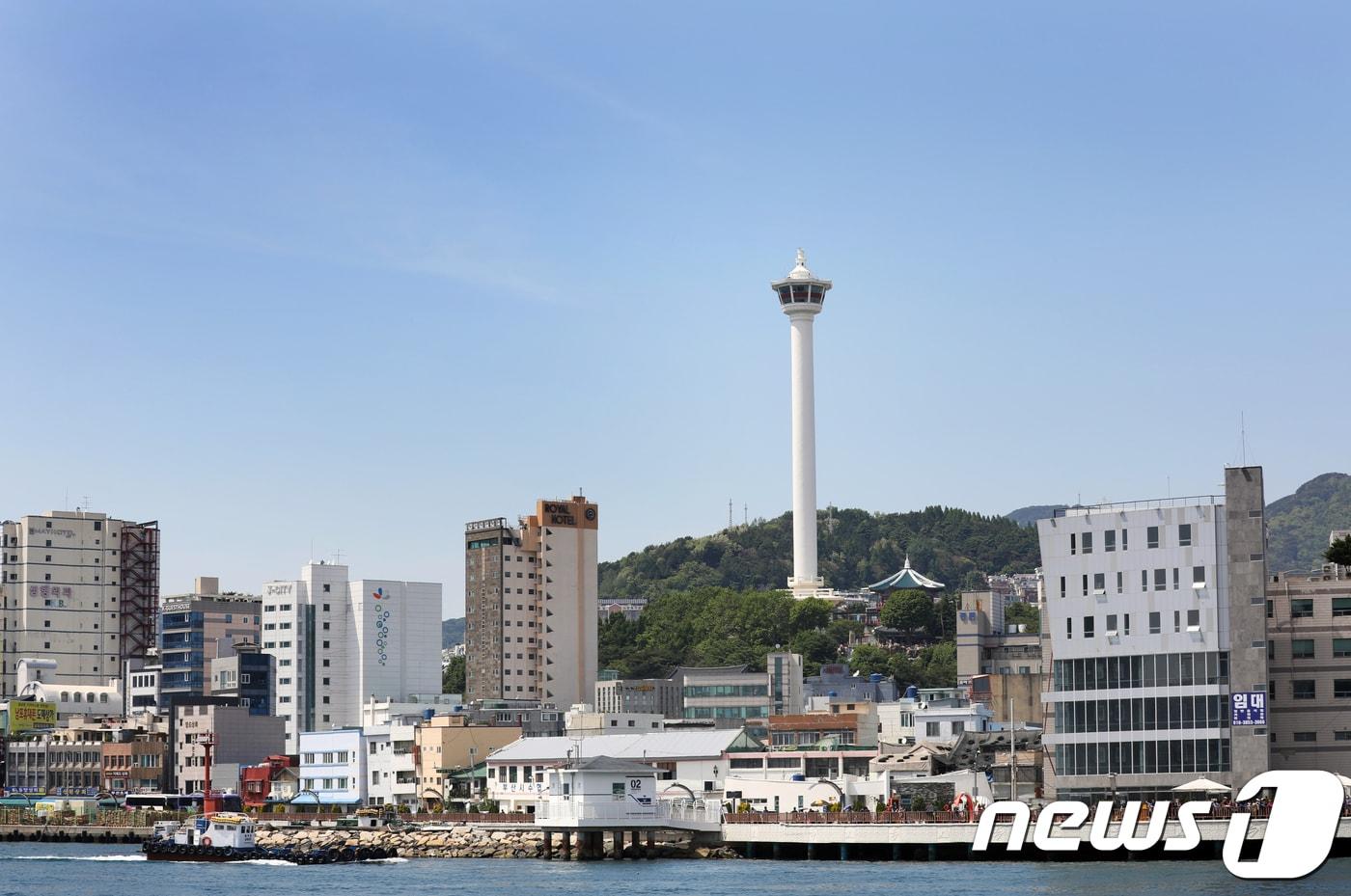 11일 오후 부산 중구 용두산공원 내 부산타워가 파란하늘 아래 선명하게 보이고 있다. 이날 부산지역 미세먼지는 보통 수준을 보였으며, 전국적으로 지난 2일 부터 열흘간 연속 미세먼지 수준이 양호&#40;좋음 또는 보통&#41;한 날씨가 이어지고 있다. 2018.5.11/뉴스1 ⓒ News1 여주연 기자