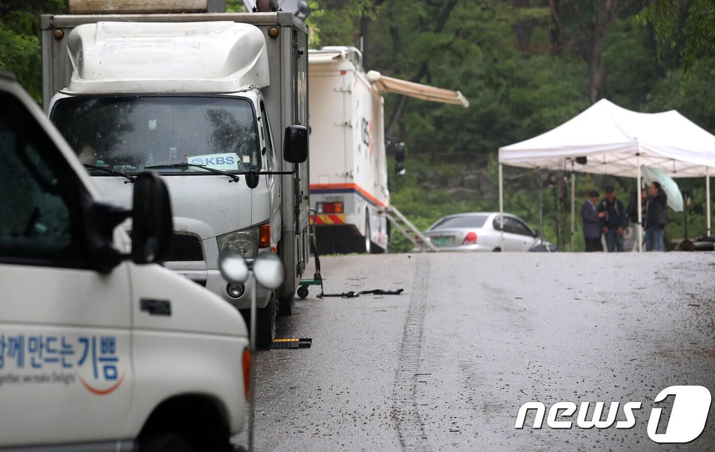 남북고위급회담이 무기한 연기된 16일 오전 서울 종로구 통일부 남북회담본부에 방송사 중계차량들이 대기하고 있다.  2018.5.16/뉴스1 ⓒ News1 오대일 기자