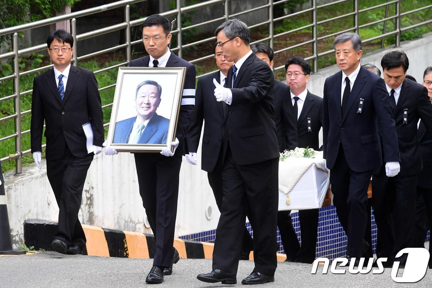 22일 오전 서울 종로구 연건동에서 열린 고&#40;故&#41; 구본무 LG 회장의 발인식에서 고인의 맏사위 윤관 블루런벤처스 대표가 고인의 영정을 들고 있다. 2018.5.22/뉴스1 ⓒ News1 사진공동취재단