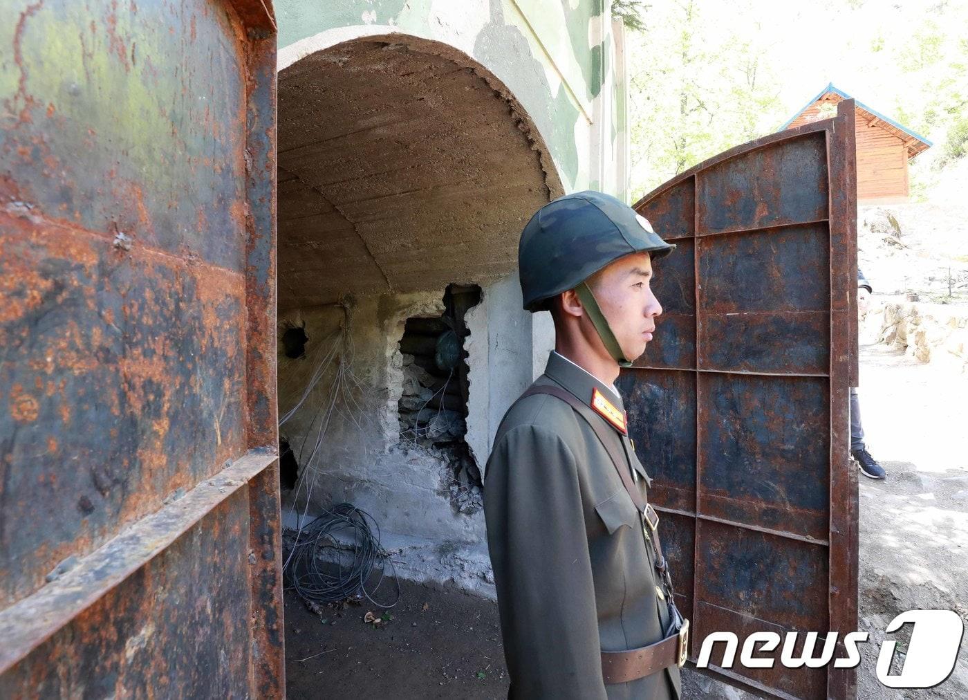 지난 2018년 5월 24일 풍계리 핵실험장 3번 갱도 입구에서 경계 근무를 서고 있는 북한 군인. 북한 핵무기연구소 관계자들은 이날 함경북도 길주군 풍계리 핵실험장 폐쇄를 위한 폭파작업을 했다. /뉴스1 ⓒ News1 사진공동취재단