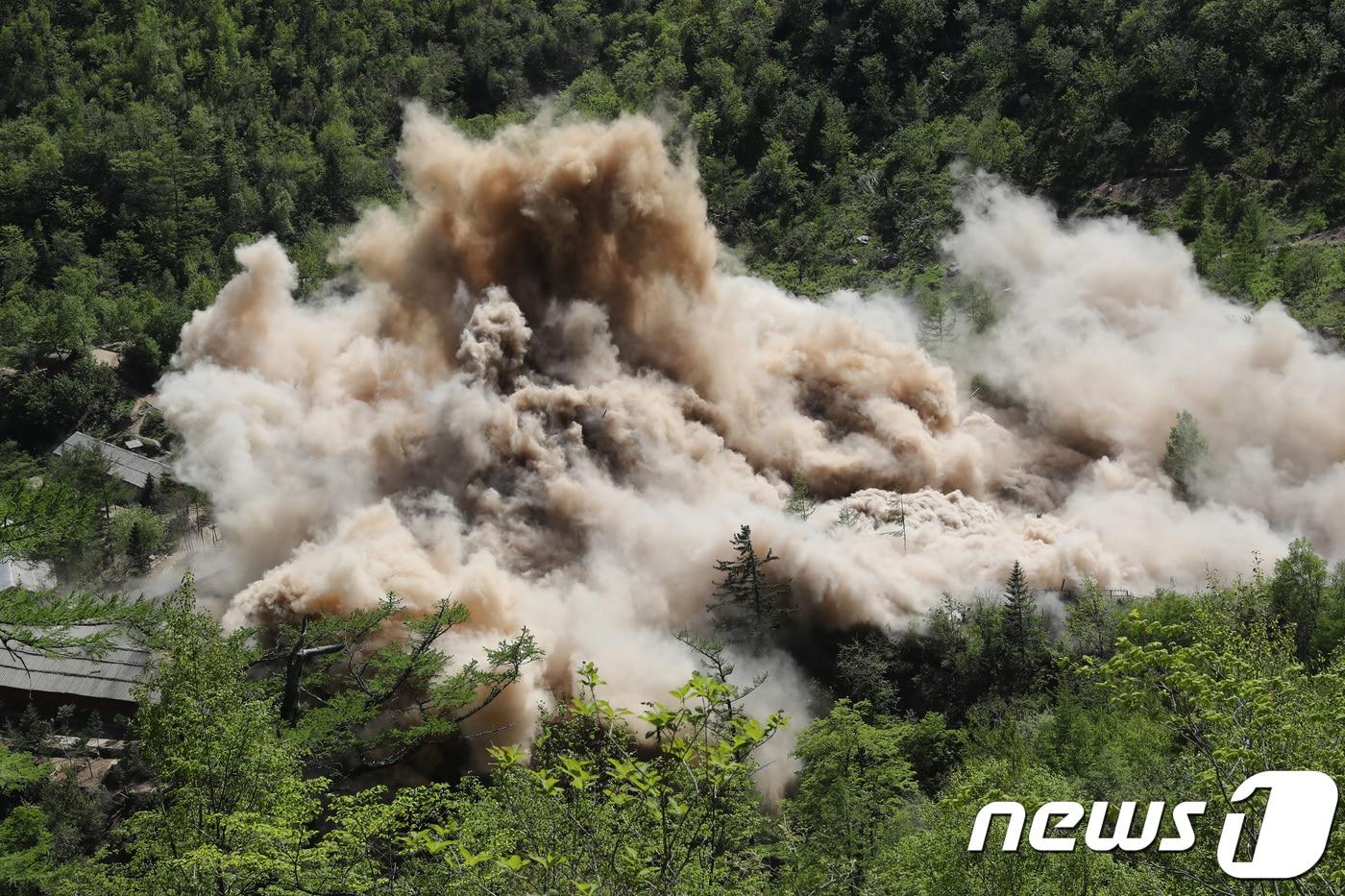 지난 2018년 5월 24일 북한 핵무기연구소 관계자들이 함경북도 길주군 풍계리 핵실험장 폐쇄를 위한 폭파 작업을 했다. 사진은 지휘소와 건설노동자 막사가 폭파되는 모습. &#40;사진공동취재단&#41; /뉴스1 ⓒ News1 사진공동취재단