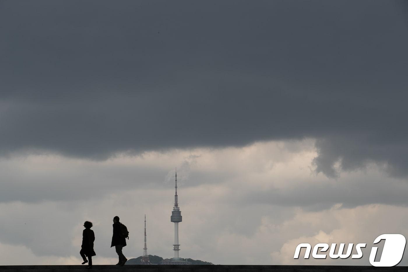  먹구름이 드리워져 있는 하늘./뉴스1