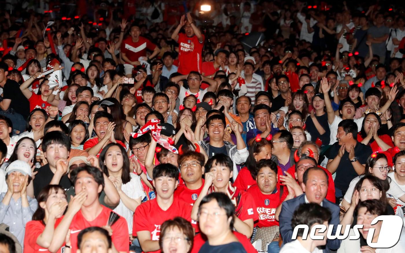 지난 2018 러시아월드컵 당시 서울 중구 서울광장에서 시민들이 경기를 보며 응원하고 있다. 2018.6.18/뉴스1 ⓒ News1 이승배 기자