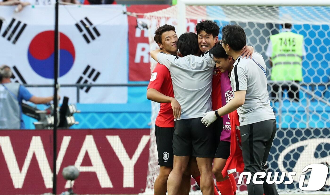 축구대표팀 손흥민이 27일 오후&#40;현지시간&#41; 러시아 카잔 아레나에서 열린 2018 러시아월드컵 F조 최종전 독일과의 경기에서 2-0으로 승리한 뒤 감격에 겨워 눈물을 쏟아내고 있다. 2018.6.27/뉴스1 ⓒ News1 오대일 기자