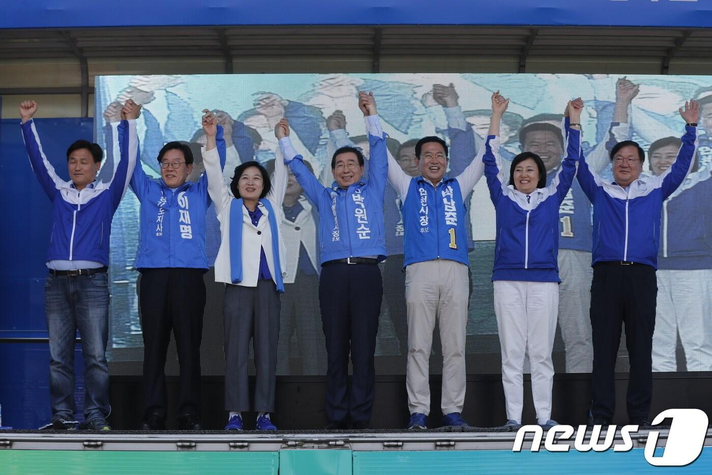 추미애 더불어민주당 대표&#40;상임선거대책위원장&#41;와 수도권 광역단체장 후보들이 3일 오후 서울 신도림역에서 합동유세를 하고 있다. 2018.6.3/뉴스1 ⓒ News1 안은나 기자