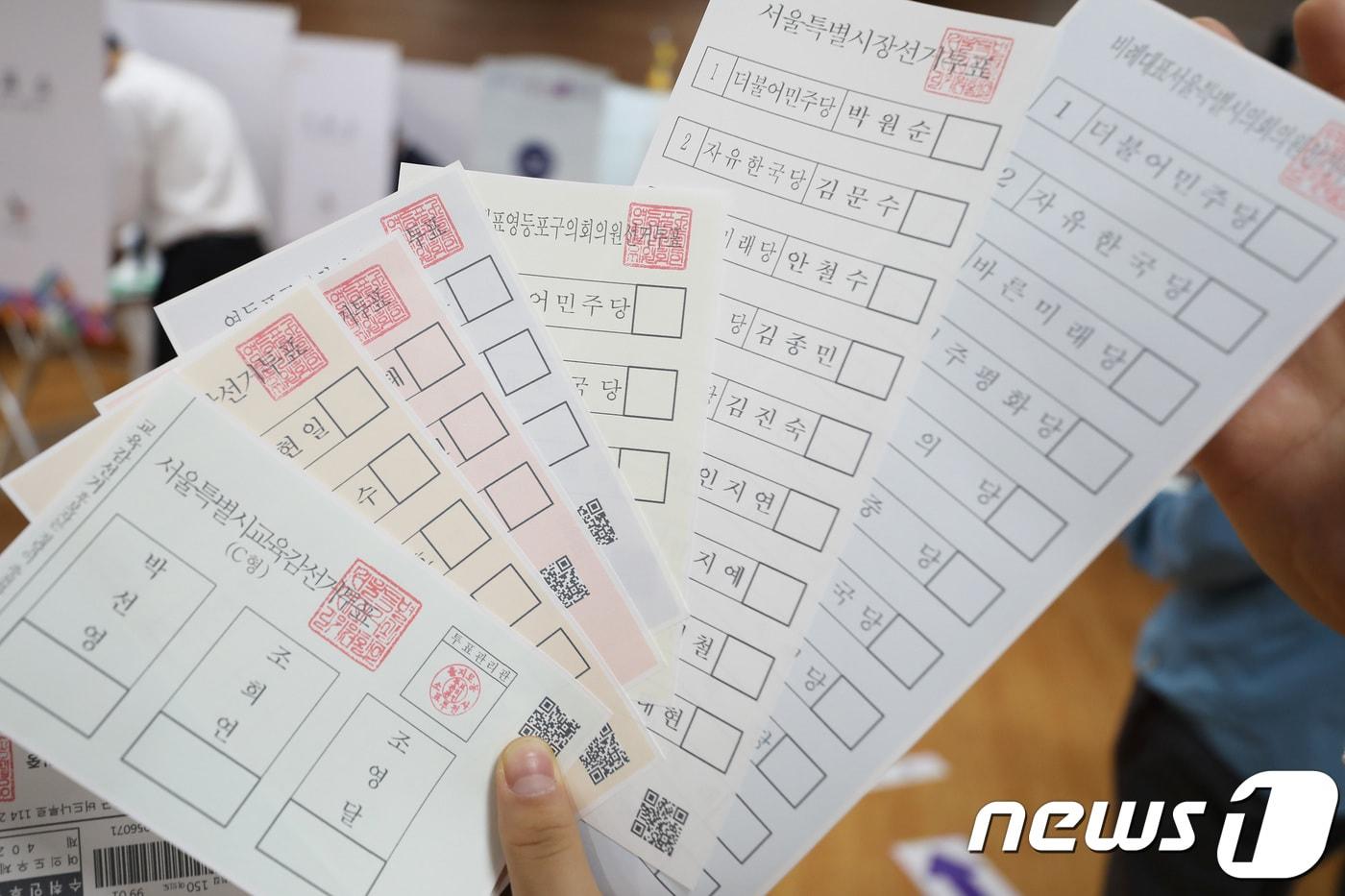 6·13 지방선거 사전투표일인 8일 오후 서울 중구 충무로 을지로동주민센터 사전투표소에서 한 시민이 투표용지를 보이고 있다. 사전투표는 8~9일 이틀간 오전 6시~오후 6시까지 신분증만 있으면 전국 3512개 사전투표소 어디에서나 별도의 신고 없이 투표가 가능하다. 2018.6.8/뉴스1 ⓒ News1 임세영 기자