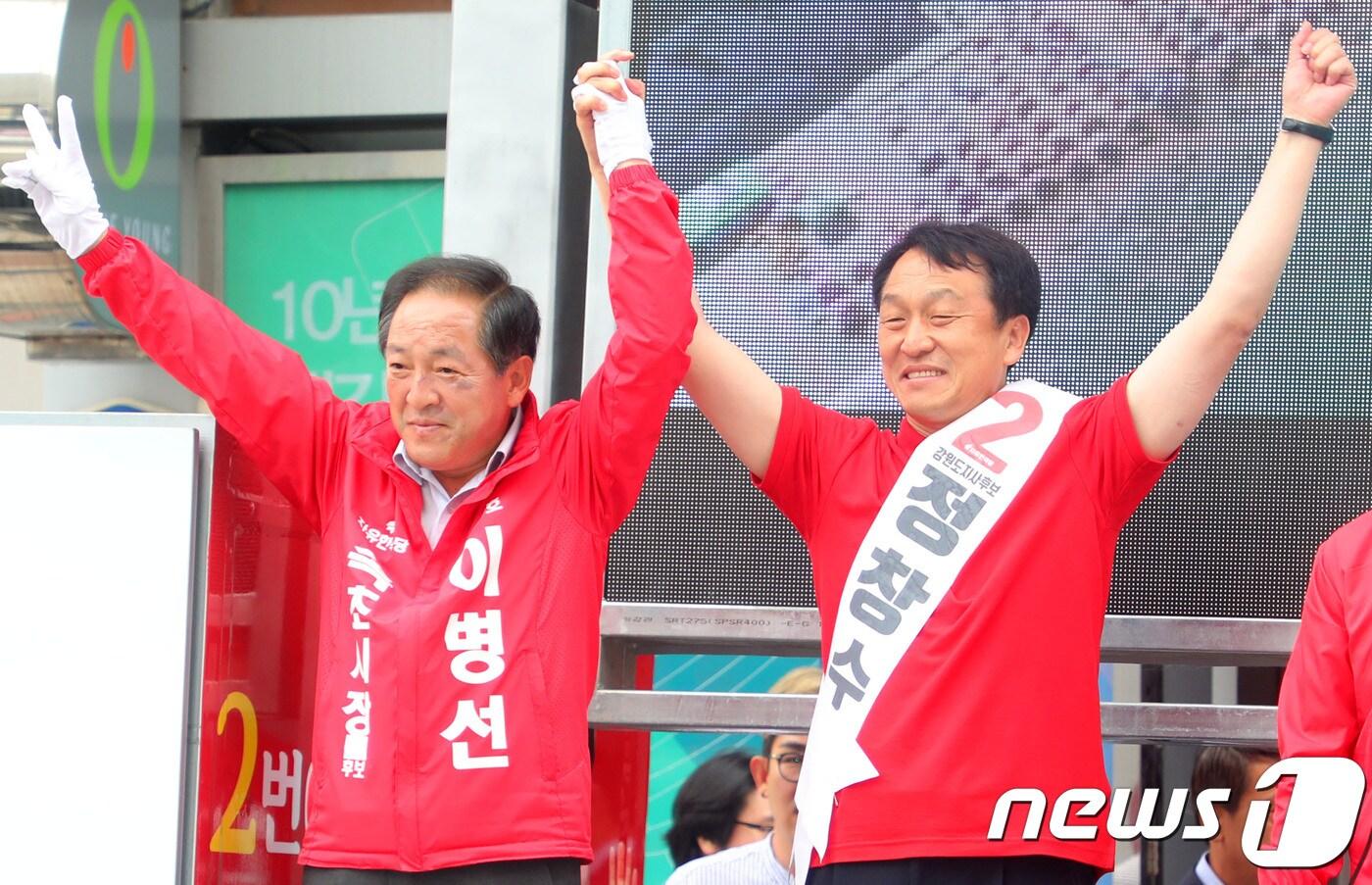 정창수 자유한국당 강원도지사 후보&#40;오른쪽&#41;와 이병선 속초시장 후보가 9일 강원도 속초 시내 일원에서 합동유세를 하고 있다. 2018.6.9/뉴스1 ⓒ News1 고재교 기자