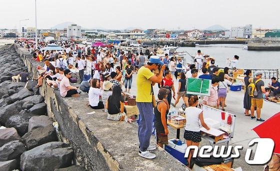 제주시 구좌읍 세화포구 앞에서 열리고 있는 &#39;벨롱장&#39;.ⓒ News1 DB