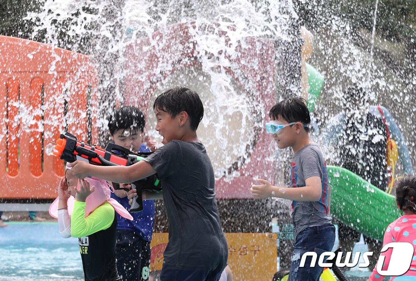 대구 수성구 고모동 수성패밀리파크 물놀이장을 찾은 어린이들이 물놀이를 즐기고 있다. &#40;뉴스1 자료&#41; ⓒ News1 DB