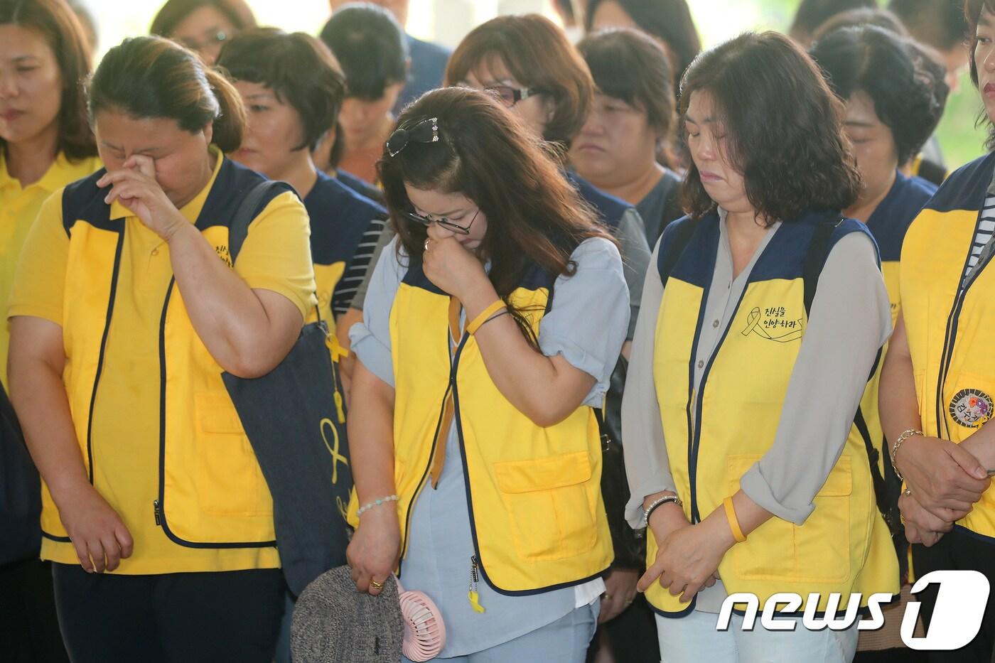 4·16세월호가족협의회 운영위원장 및 유가족들이 국가와 청해진해운을 상대로 제기한 손해배상 청구 소송 1심에서 승소한 뒤 눈물을 흘리고 있다. .2018.7.19/뉴스1 ⓒ News1 임세영 기자