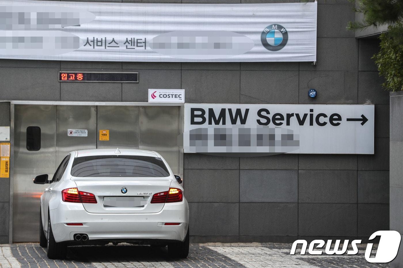 31일 서울 시내의 한 BMW서비스센터에서 최근 주행 중 화재로 리콜이 결정된 520d 차량이 입고되고 있다. BMW 코리아는 지난 30일 리콜 후속 조치를 발표, 리콜 전담 고객센터 및 전국 서비스센터의 운영시간을 주말 포함 24시간으로 확대하고 리콜 대상 차량 10만6317대에 대한 안전 진단 서비스를 2주 내에 완료한다고 밝혔다. 진단 작업에는 약 1시간 정도가 소요되며 부품 이상 여부가 확인될 경우 바로 교체작업을 진행한다. 2018.7.31/뉴스1 ⓒ News1 성동훈 기자