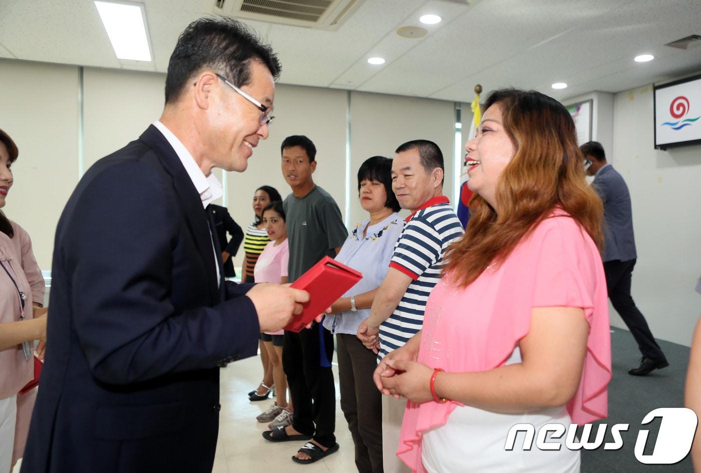 권익현 전북 부안군수가 16일 군청에서 다문화가족들에게 고향방문 항공권을 전달하고 있다.&#40;부안군 제공&#41;208.8.16 /뉴스1 ⓒ News1 김대홍 기자