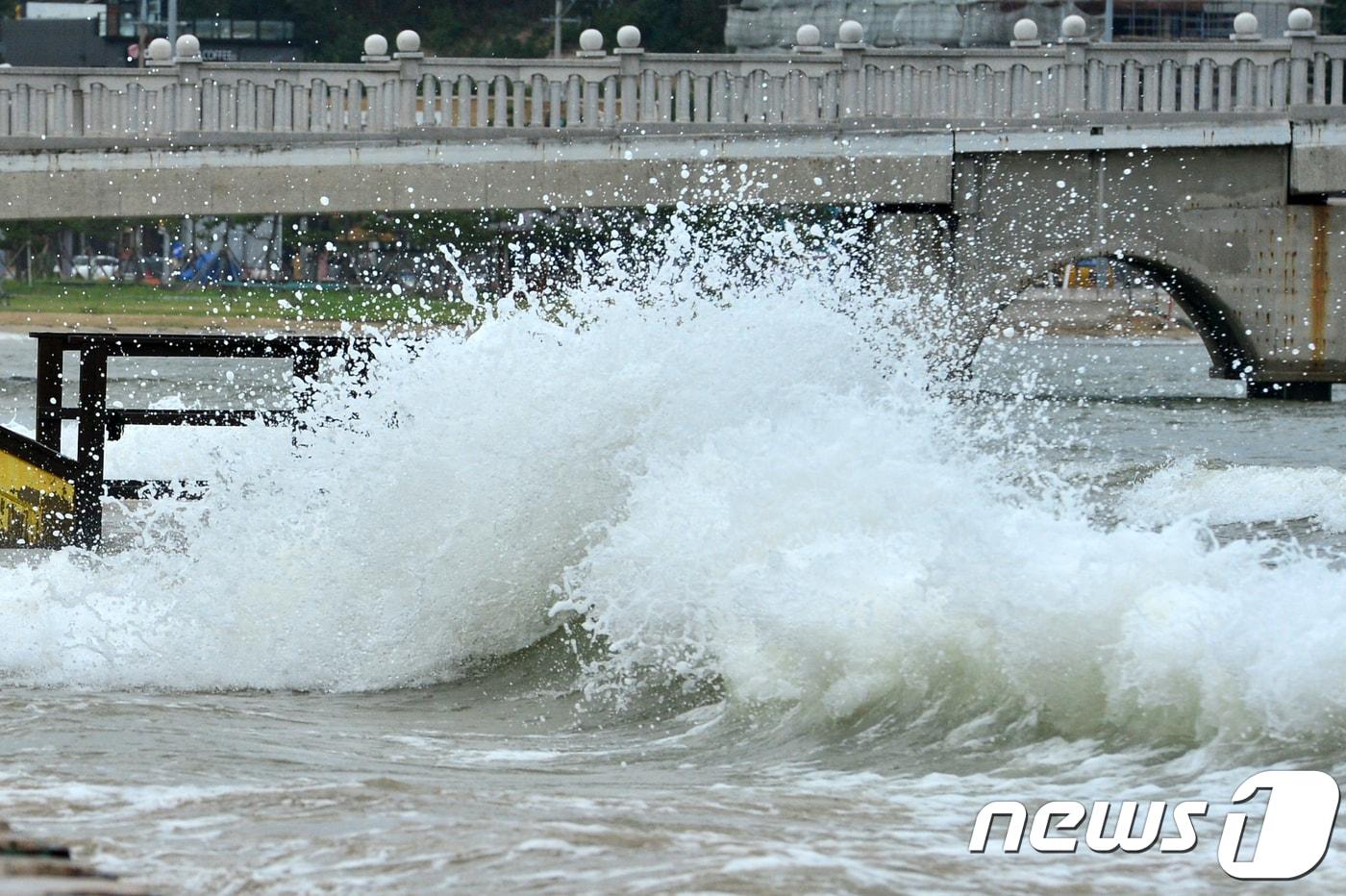 제19호 태풍 솔릭이 북상한 지난 23일 오후 간접 영향권에 들어간 포항시 북구 영일대해수욕장에 파도가 점차 높아지고 있다.높은 파도에 해상누각 포토존이 잠기고 있다.2018.8.23/뉴스1 ⓒ News1 최창호 기자