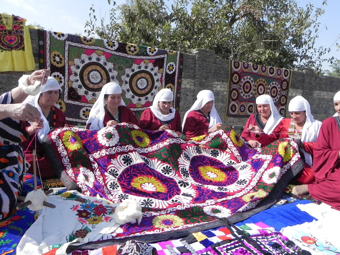 중앙아시아 무형유산 영상 사진전 - 타지키스탄의 전통자수 &#39;차칸&#39;.&#40;유네스코아태무형유산센터 제공&#41;