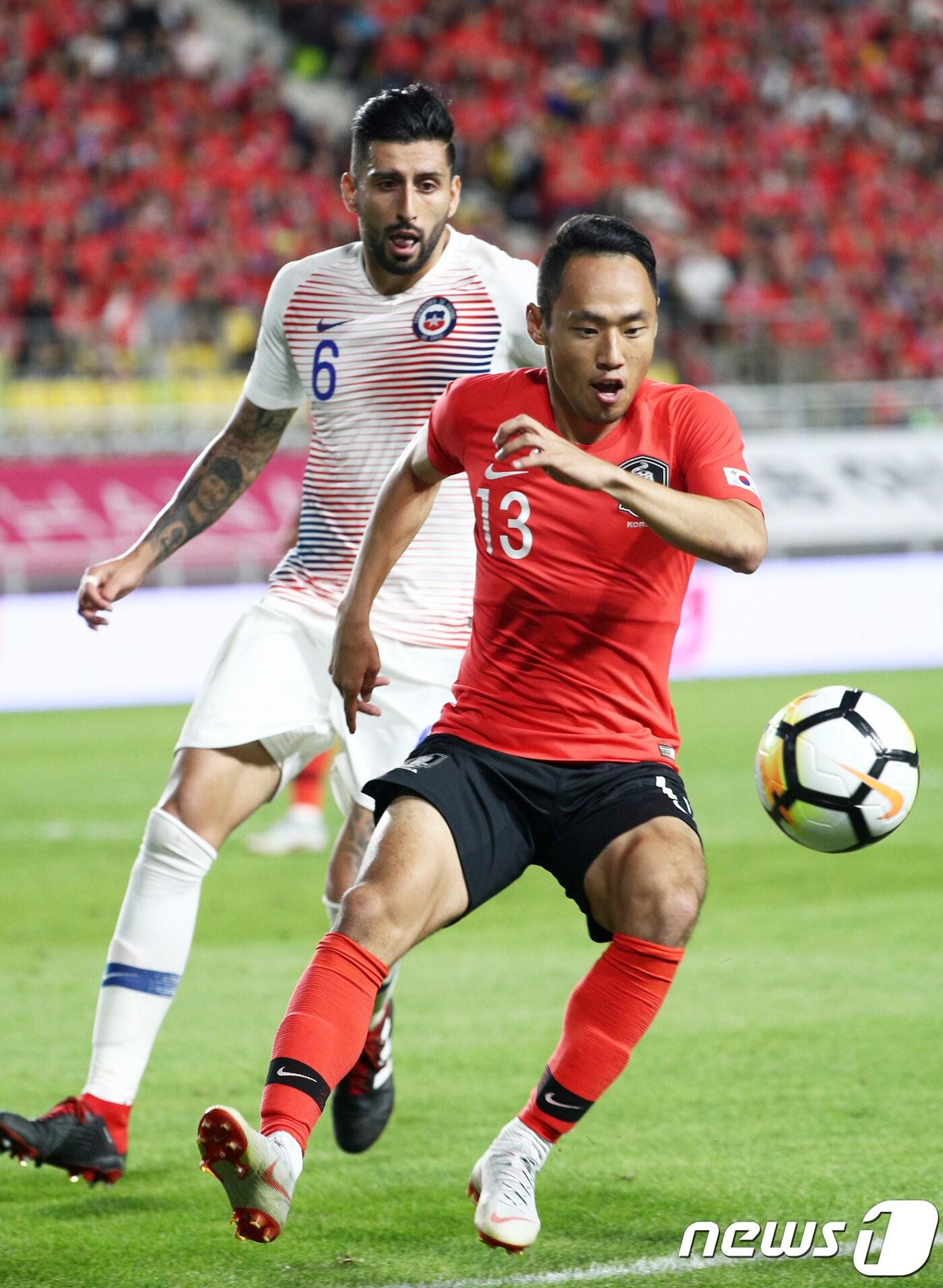 축구대표팀 문선민이 11일 오후 경기도 수원시 팔달구 수원월드컵경기장에서 열린 KEB하나은행 초청 축구국가대표팀 친선경기 대한민국-칠레의 경기에서 드리블을 하고 있다. 2018.9.11/뉴스1 ⓒ News1 오장환 기자