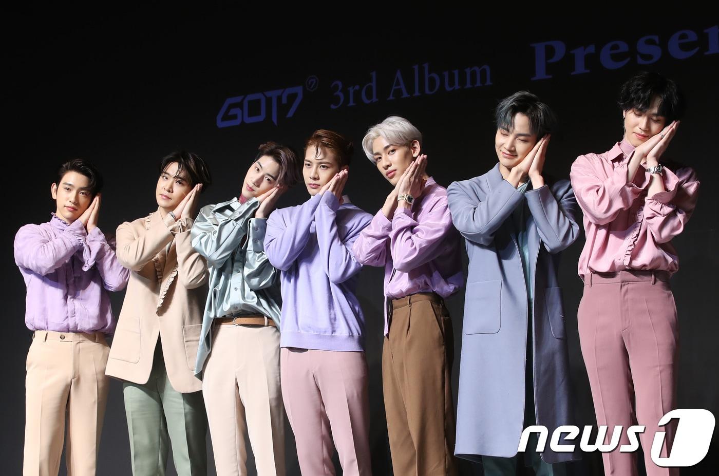 그룹 갓세븐&#40;GOT7&#41;이 17일 오후 서울 서초구 반포동 JW 메리어트 호텔 서울에서 열린 정규 3집 `프레젠트 : 유&#40;Present : YOU&#41;` 발매 기념 기자간담회에서 포즈를 취하고 있다. 왼쪽부터 진영, 영재, 마크, 잭슨, 뱀뱀, JB, 유겸. 이번 앨범에는 타이틀 곡 ’럴러바이’를 비롯해 7명 전원의 솔로곡 JB의 ‘선라이즈&#40;Sunrise&#41;, 마크의 ’오엠더블류&#40;OMW&#41;‘, 잭슨의 ’메이드 잇&#40;Made it&#41;’, 진영의 ‘마이 유쓰&#40;My Youth&#41;&#39;, 뱀뱀의 &#39;파티&#40;Party&#41;&#39;, 영재의 &#39;혼자&#40;Nobody Knows&#41;&#39; 유겸의 &#39;파인&#40;Fine&#41;&#39; 등이 수록돼 있다. 2018.9.17/뉴스1 ⓒ News1 권현진 기자