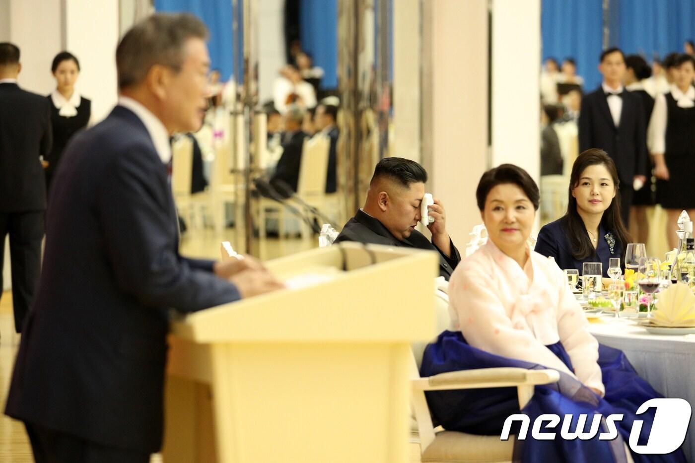 김정은 북한 국무위원장이 18일 오후 평양 목란관에서 열린 남북정상회담 환영 만찬에 참석해 땀을 닦고 있다. 2018.9.18/뉴스1 ⓒ News1 평양사진공동취재단