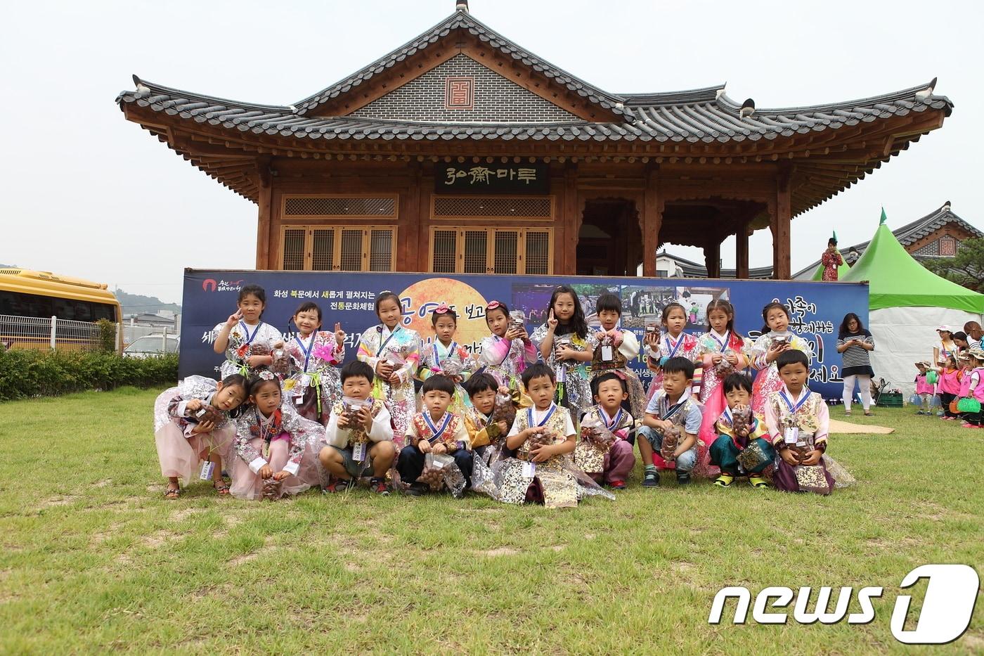  &#39;세시풍속-북새통 추석&#39;을 체험학 있는 어린이들 모습. ⓒ News1