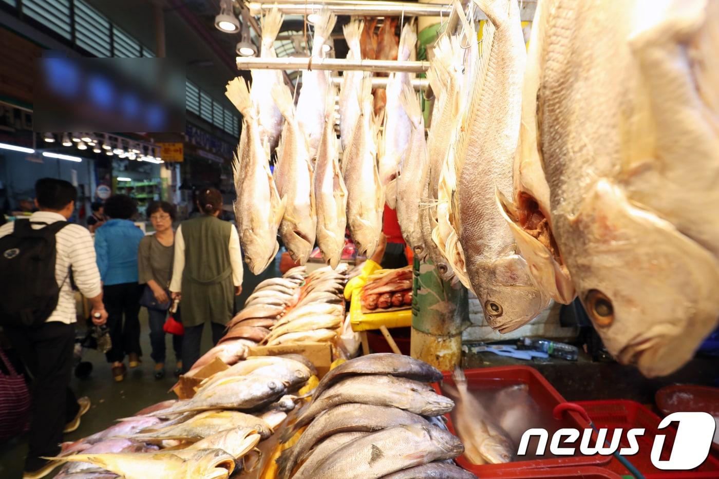 제수생선 고르는 시민들.&#40;뉴스1 DB&#41;