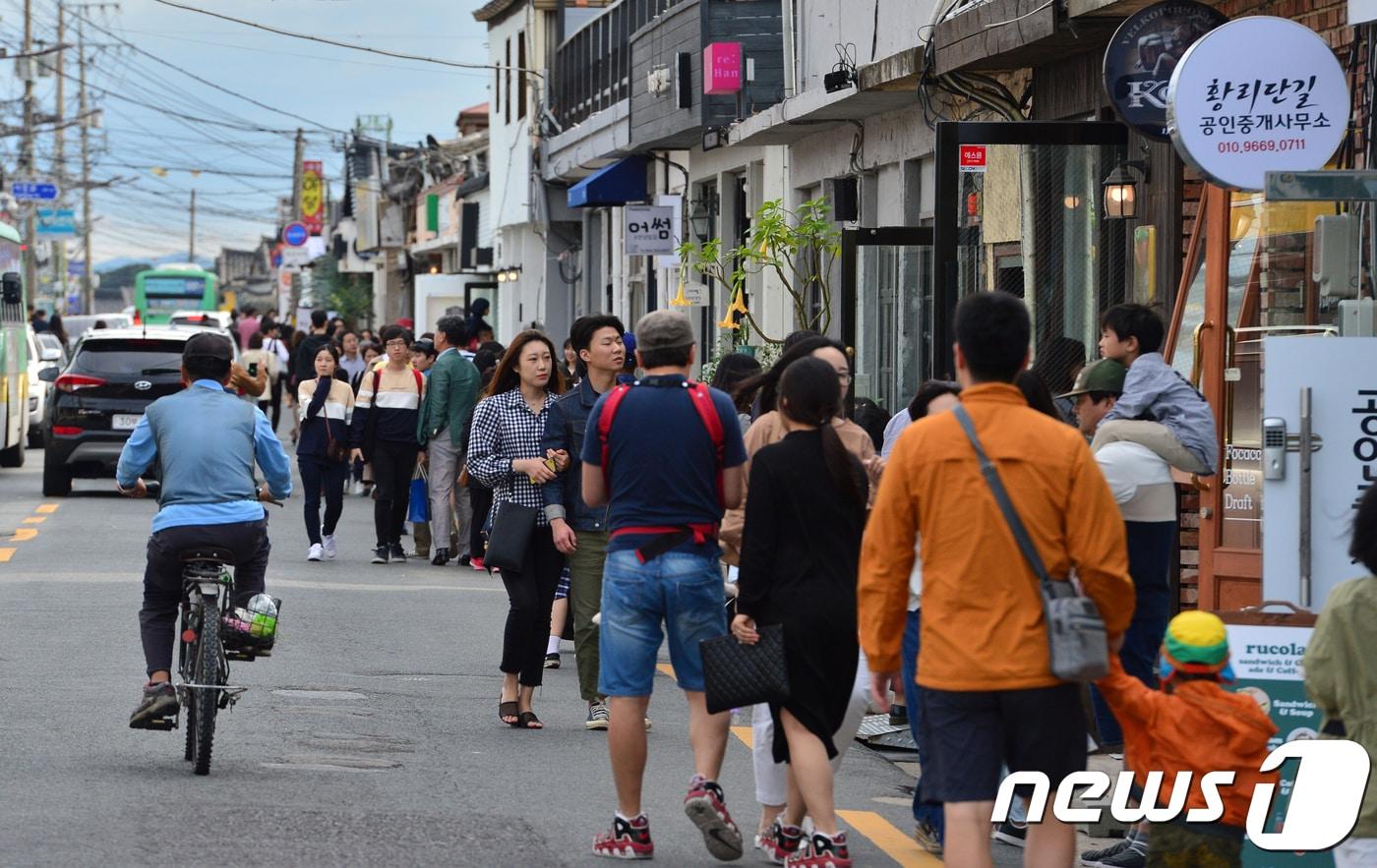 경북 경주시 황리단길 곳곳에 관광객들로 붐비고 있다. 황리단길은 동부사적지와 연결된 젊음의 거리로 커피숍,레스토랑, 지역 특산품을 판매하는 가게들이 즐비하게 들어서 있다./뉴스1 ⓒ News1 최창호 기자