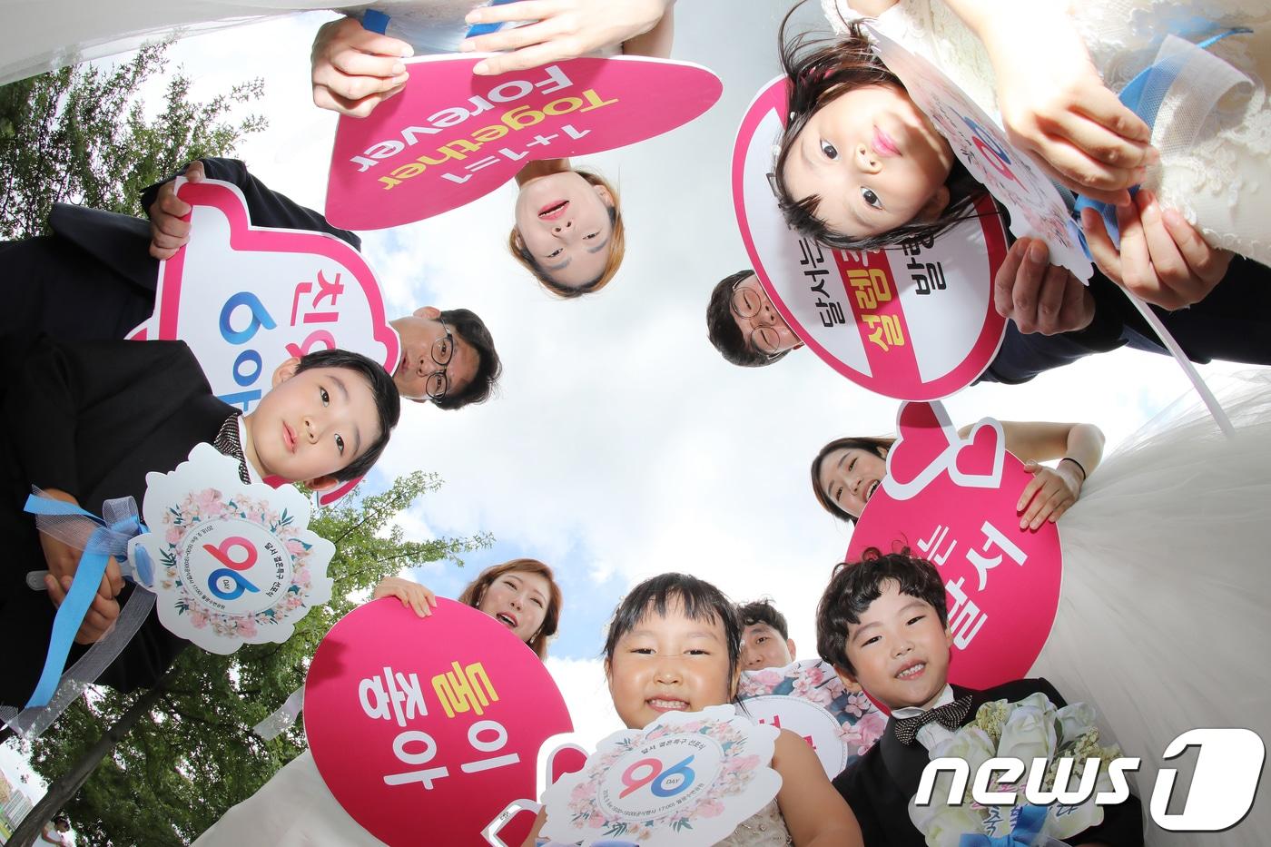 2018년 출범 30주년을 맞은 대구 달서구는 인구정책의 근간이 되는 결혼장려정책을 통해 새로운 희망을 제시하고 결혼을 지역의 콘텐츠로 개발해 &#39;신&#40;新&#41;나는 결혼 1번지 달서구&#39;를 만들기 위해 결혼특구 선포식을 개최한 바 있다. 2018.9.4/뉴스1 ⓒ News1 공정식 기자