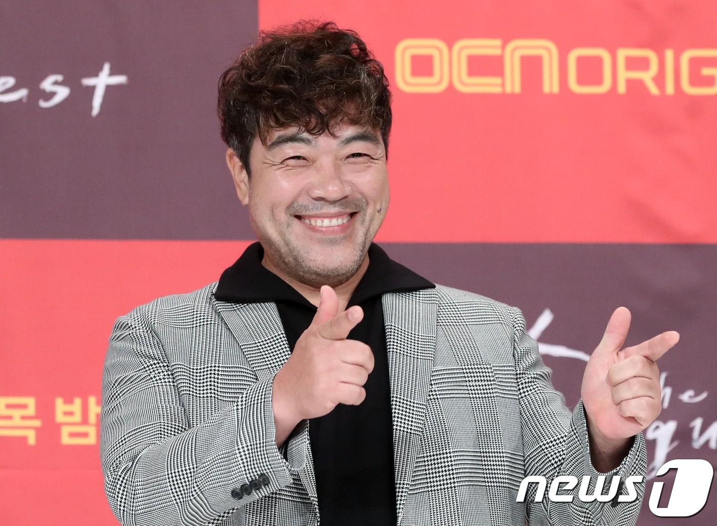 배우 이원종이 6일 오후 서울 영등포 타임스퀘어에서 열린 OCN 새 수목드라마 ‘손 더 게스트&#40;손 the guest&#41;’ 제작발표회에 참석해 포즈를 취하고 있다. &#39;손 더 게스트&#39;는 기이한 힘에 의해 벌어지는 범죄에 맞서는 영매와 사제, 형사의 이야기를 그린 작품이다, 2018.9.6/뉴스1 ⓒ News1 권현진 기자