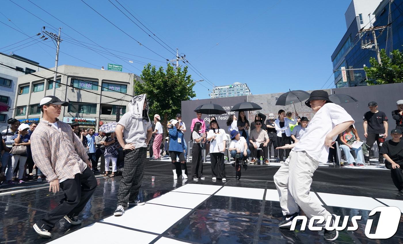 2018 세계거리춤축제’가 화려한 막을 올린 8일 서울 동대문구 장한로에 마련된 소무대에서 청소년 스트릿 댄스 배틀이 열리고 있다. ‘힐링콘서트, 춤으로 통하다’라는 주제로 열린 이번 축제는 8~9일 양일간 펼쳐진다. &#40;동대문구 제공&#41; 2018.9.9./뉴스1