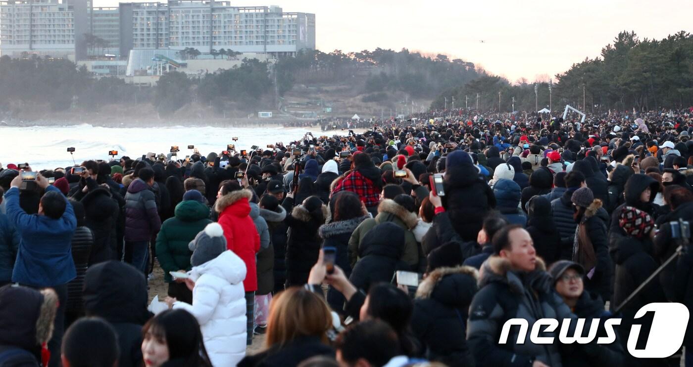 2019년 1월 1일 강원 속초해변 해맞이객 자료 사진. ⓒ News1 