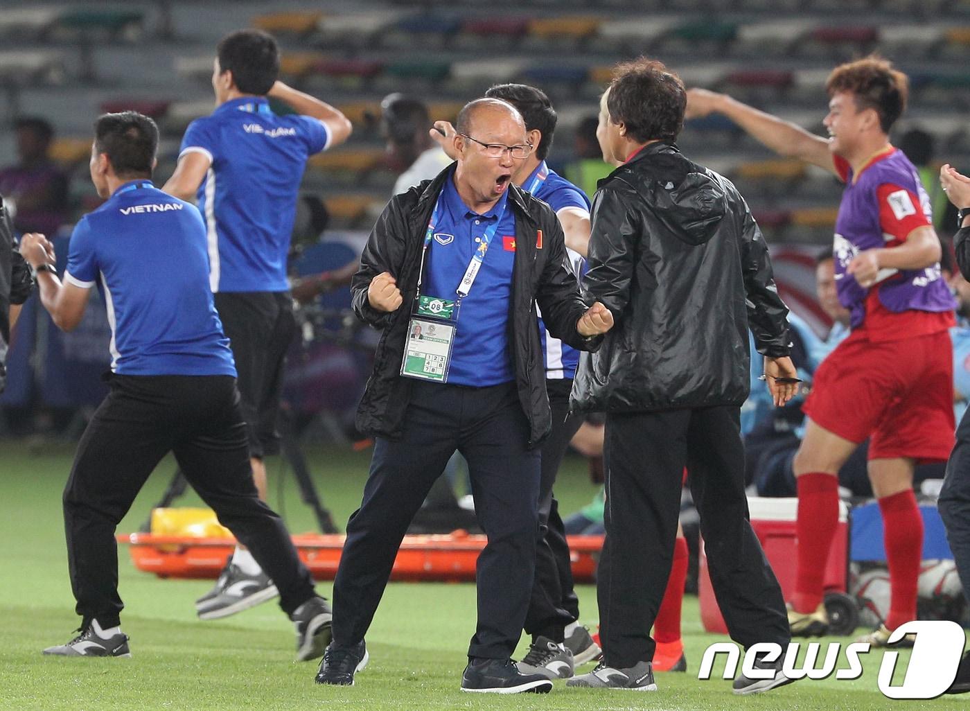 박항서 베트남 축구대표팀 감독이 2019년 1월8일 오후 아랍에미리트 아부다비 자예드 스포츠 시티 스타디움에서 열린 2019 AFC 아시안컵 조별리그 D조 1차전 베트남과 이라크의 경기에서 응우옌 콩 푸엉의 두번째 골에 환호하는 모습. 2019.1.8/뉴스1 ⓒ News1 신웅수 기자