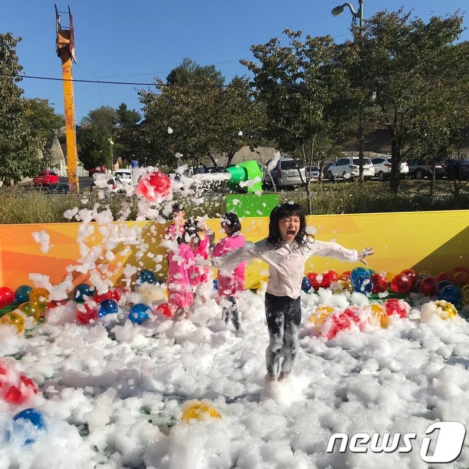 12일 홍삼축제가 열리고 있는 전북 진안군 북부 마이산에서 어린이들이 &#39;홍삼버블버블&#39;을 즐기고 있다.&#40;진안군제공&#41;/뉴스1