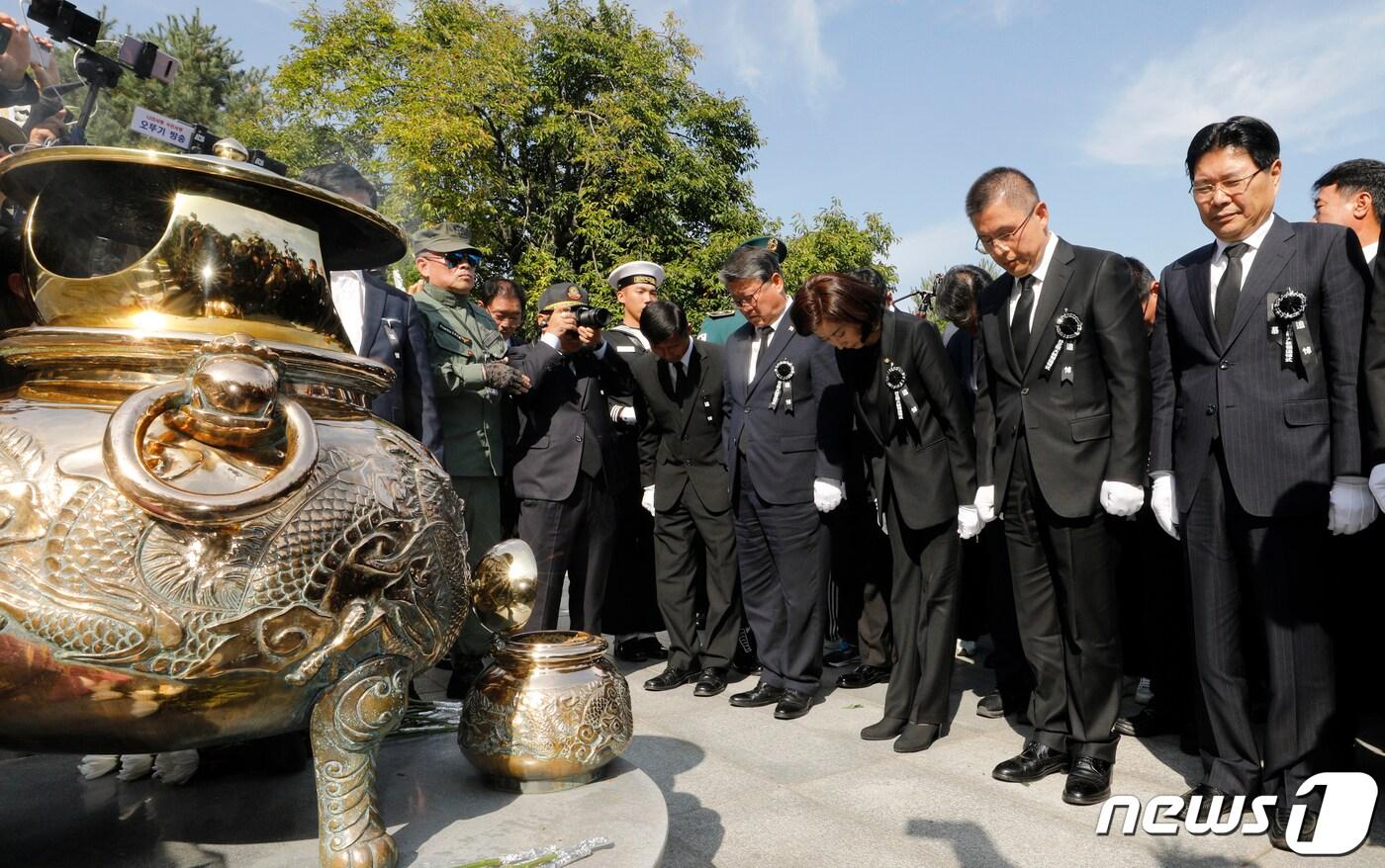 황교안 자유한국당 대표와 나경원 원내대표, 조원진·홍문종 우리공화당 공동대표가 26일 서울 동작구 국립서울현충원에서 열린 고 박정희 전 대통령 서거 40주기 추도식에서 박 전 대통령 묘소에 헌화 후 묵념하고 있다. 2019.10.26/뉴스1 ⓒ News1 안은나 기자